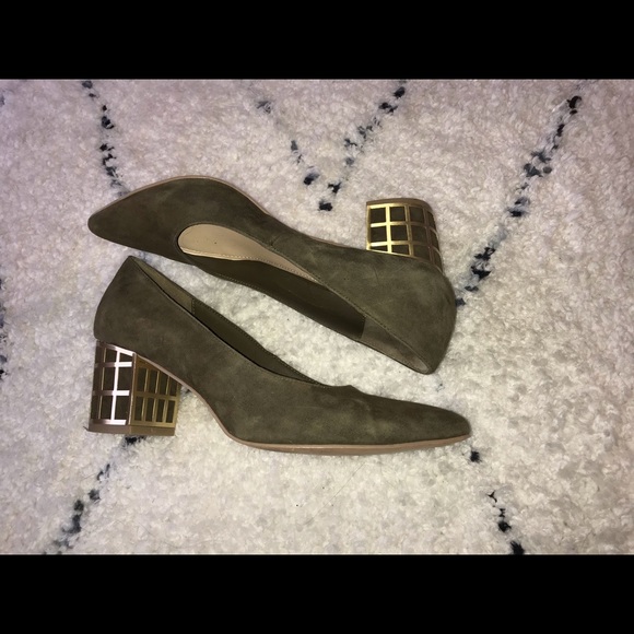 Brian Atwood olive suede pumps w gold block heel - Picture 4 of 6